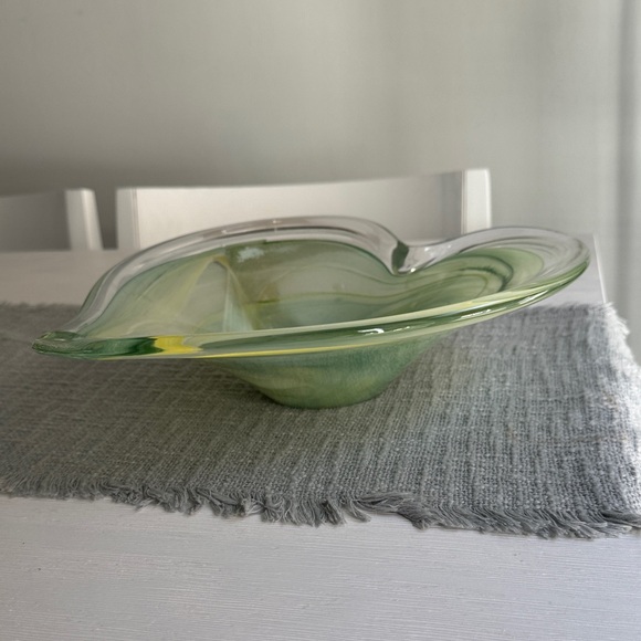 Green Heart-Shaped Glass Bowl - Picture 2 of 6